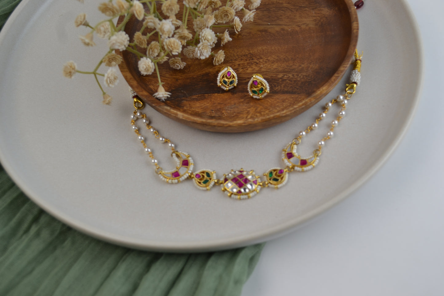 VAKJ015-Dainty Kundan Choker Necklace Set with studs