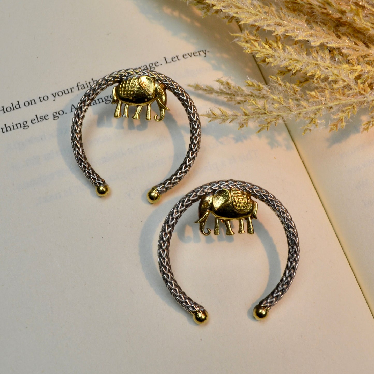 VJ4040-Elephant Arched Earring