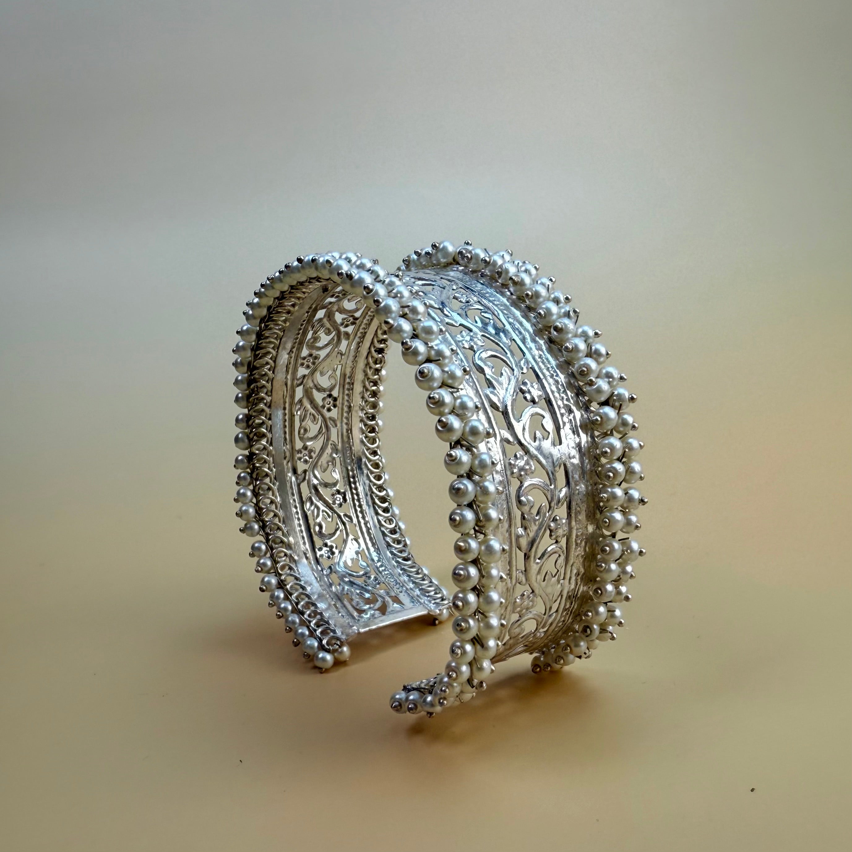Silver Pearl kada