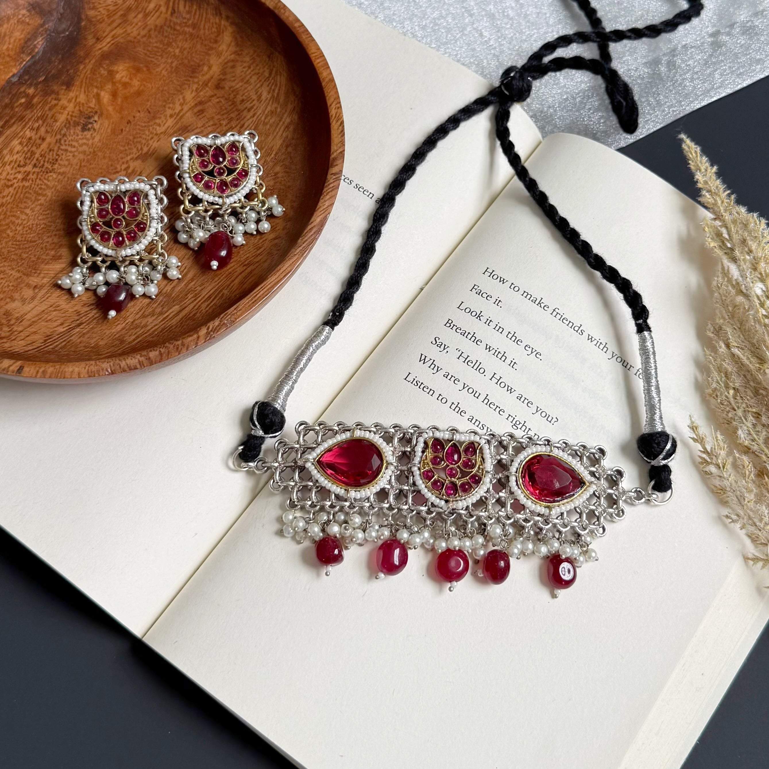 Anavi choker necklace