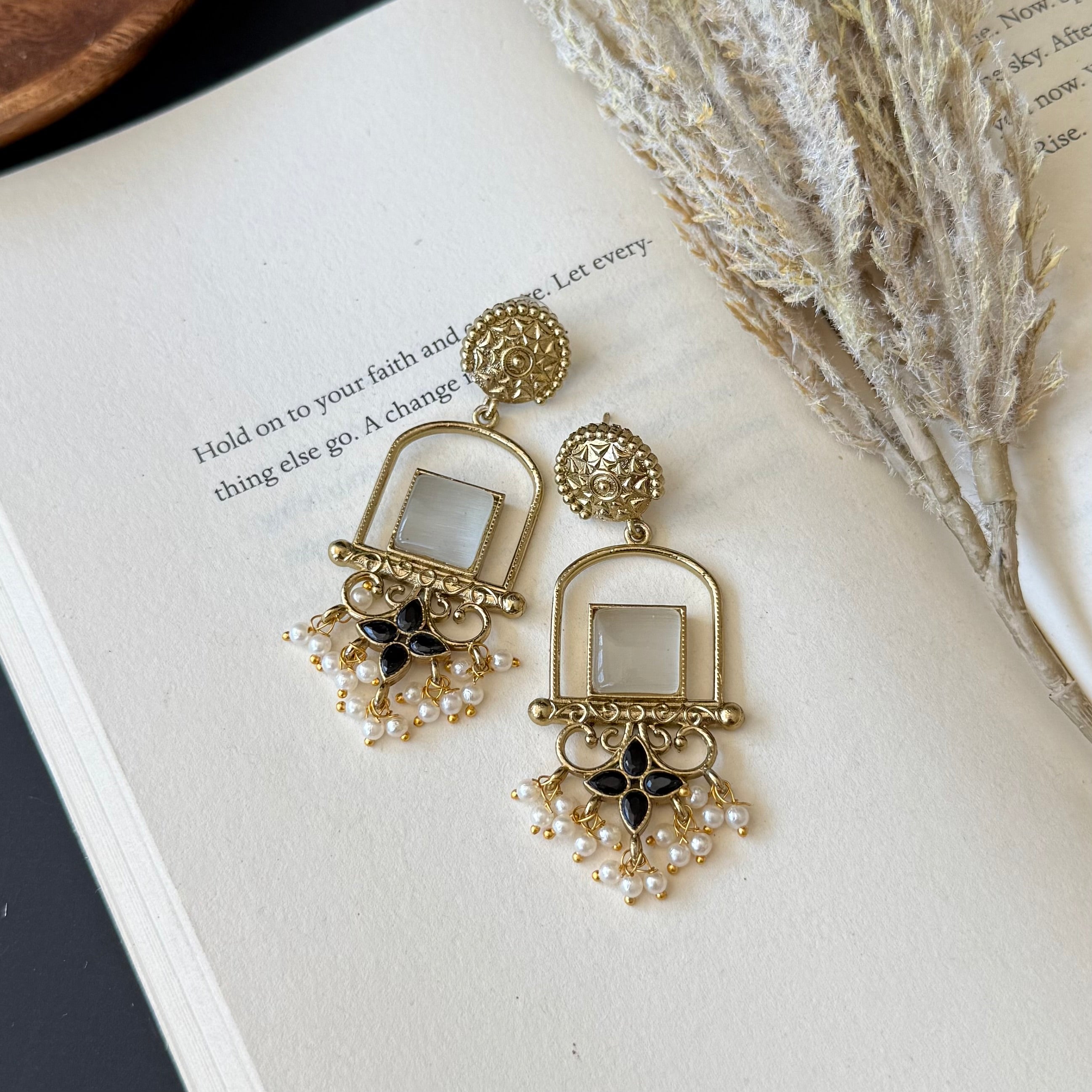 Gold finish stone bali
