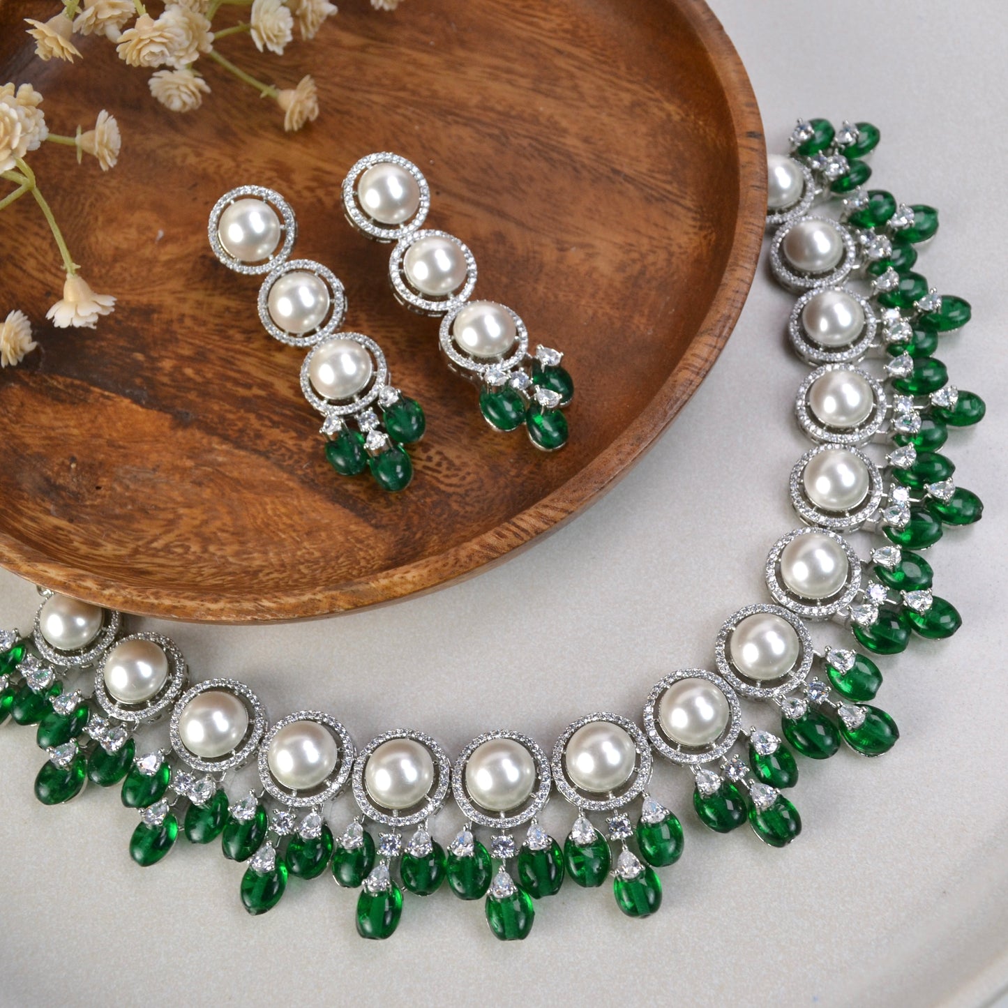 VARJ080-Emerald Droplet Necklace set with Pearl