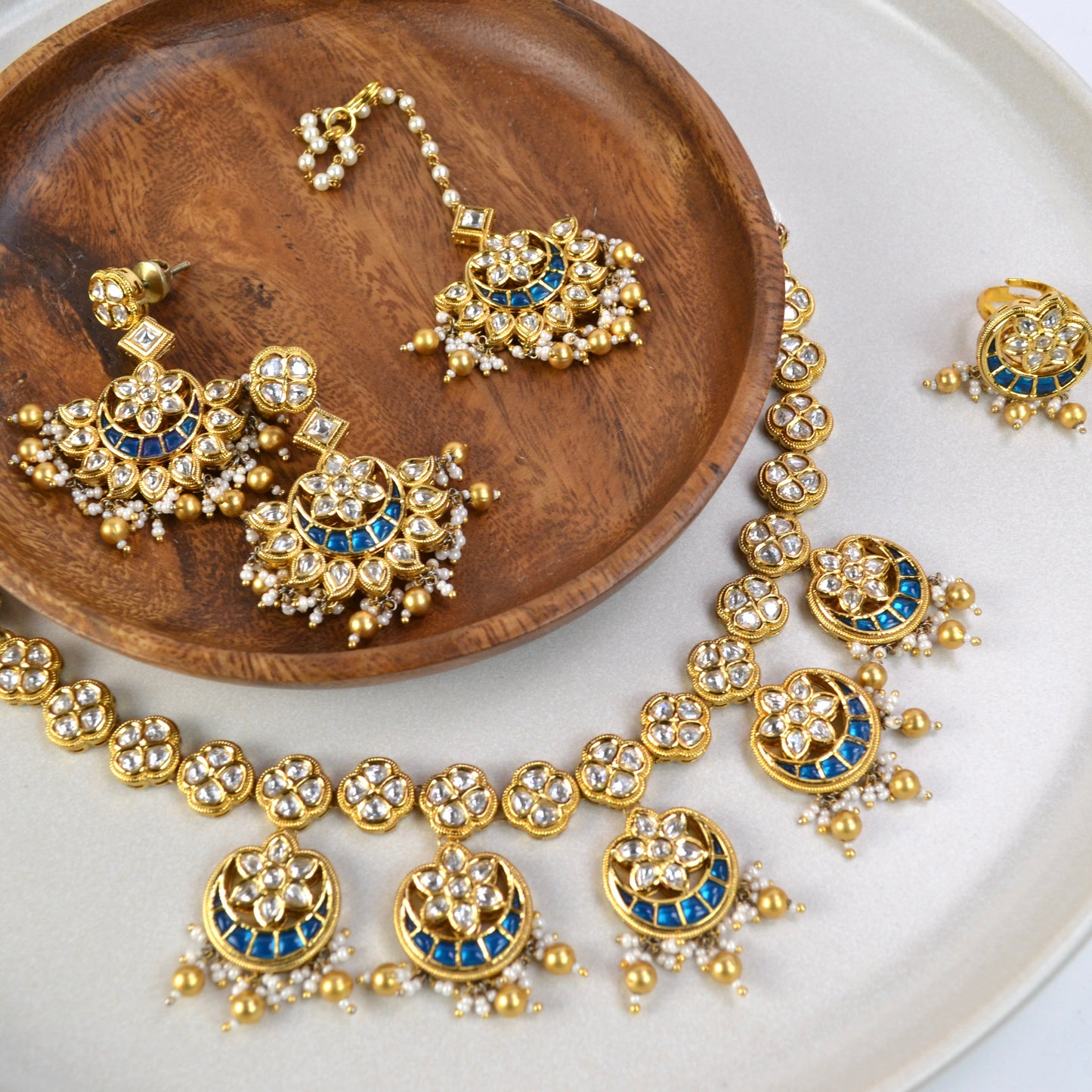 VAKJ012-4 Piece Kundan Necklace set with Earrings, Mangtika and Ring